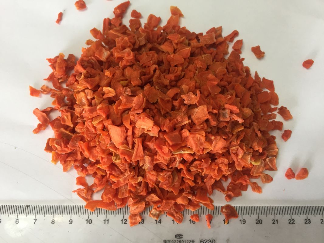 Ярким морковь высушенная красным цветом откалывает очень вкусное части корня типичное с высоким сахаром